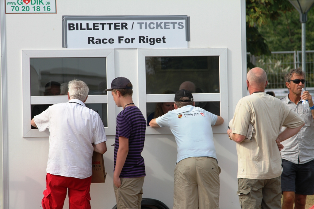 Så starter billet salget, og der var mange om buddet
(Foto: Motorsporten.dk)